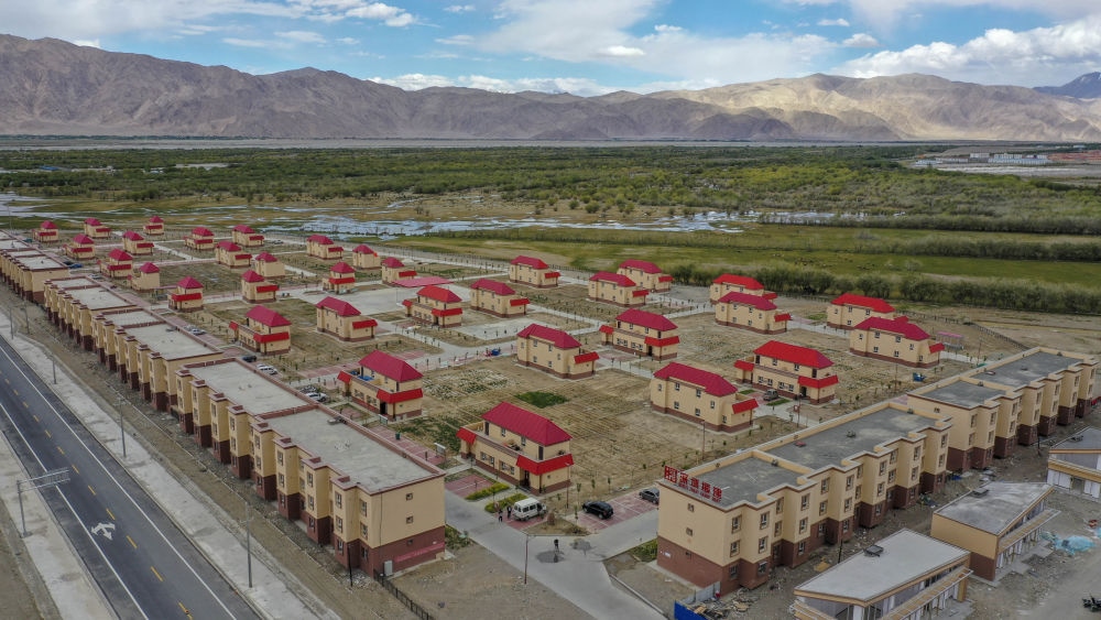 這是由深圳援疆修建的新疆塔什庫(kù)爾干塔吉克自治縣一處安置小區(qū)（2019年7月9日攝，無(wú)人機(jī)照片）。新華社記者 胡虎虎 攝
