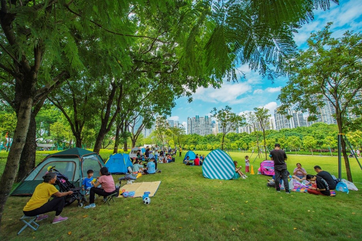 珠江公園內(nèi)，居民們正露營(yíng)休憩。受訪者供圖