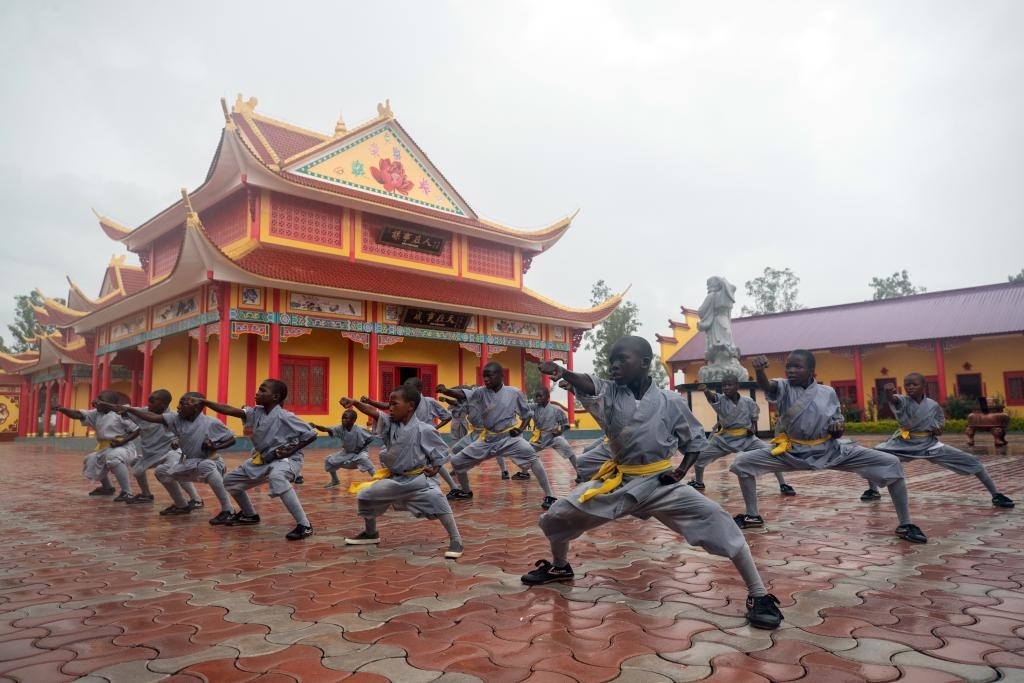 1月21日，在位于贊比亞首都盧薩卡市郊區(qū)的少林寺文化中心，學(xué)員練習(xí)中國(guó)功夫。
