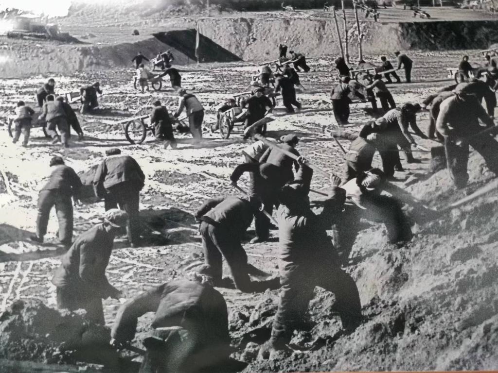 20世紀70年代，高西溝人治理水土流失場景。（資料圖片）
