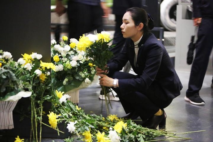 9月18日，工作人員在侵華日軍第七三一部隊罪證陳列館整理花束。新華社記者 石楓 攝