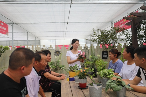 李敏向村民講授花木直播經(jīng)驗。受訪者供圖