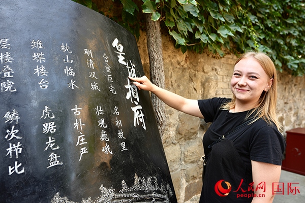 選手金雪花（波蘭）在古堡內(nèi)留影。人民網(wǎng) 盧鵬宇攝