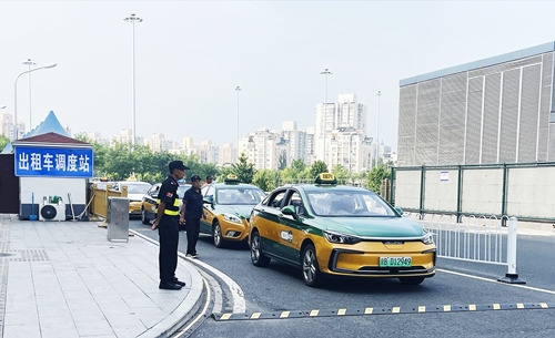 北京南站實(shí)施出租車北廣場落客分流，實(shí)現(xiàn)“落、接”兩用。人民網(wǎng)記者 喬雪峰攝