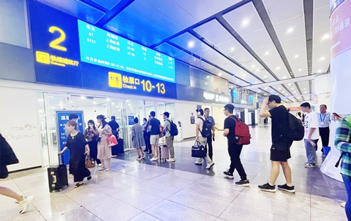 在快速進(jìn)站廳前排隊(duì)等待檢票的旅客。人民網(wǎng)記者 喬雪峰攝