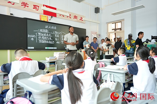 來(lái)自尼日利亞的李昊瑞在表演繞口令。人民網(wǎng) 盧鵬宇攝