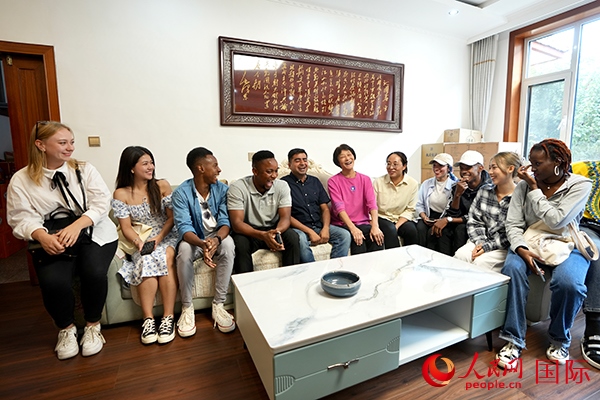 選手們?cè)诖迕裢跣×艏抑凶隹?。人民網(wǎng) 盧鵬宇攝