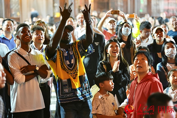 選手體驗古城巡游。人民網 盧鵬宇攝