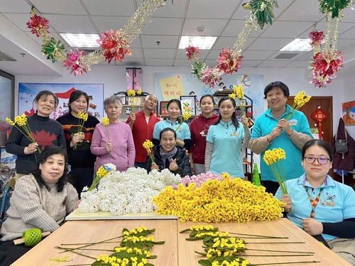 唐占鑫帶領(lǐng)團(tuán)隊(duì)為2022年北京冬奧會(huì)和冬殘奧會(huì)制作頒獎(jiǎng)花束。受訪(fǎng)者供圖