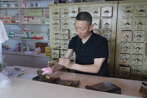 馬啟紅為病患精心配藥。受訪者供圖