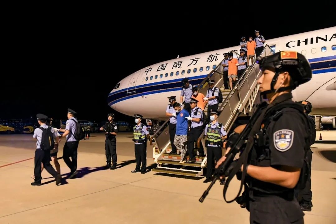 153名實(shí)施跨境裸聊敲詐的犯罪嫌疑人從印度尼西亞被押解回國。公安部供圖