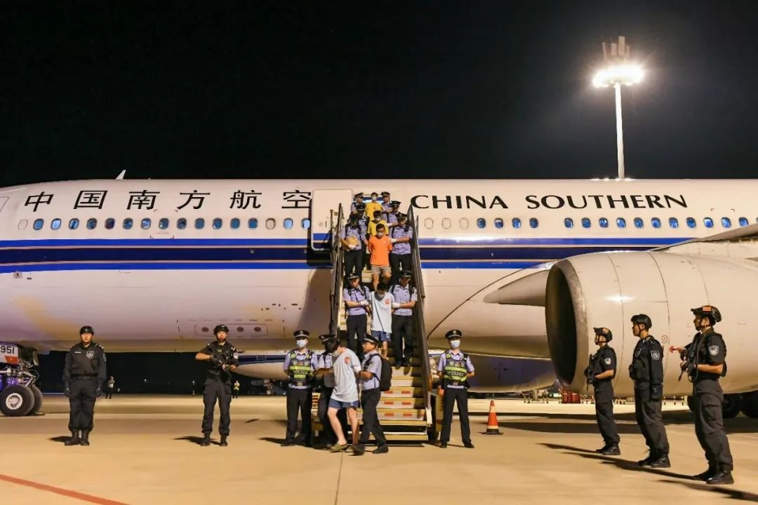 153名實(shí)施跨境裸聊敲詐的犯罪嫌疑人從印度尼西亞被押解回國。公安部供圖