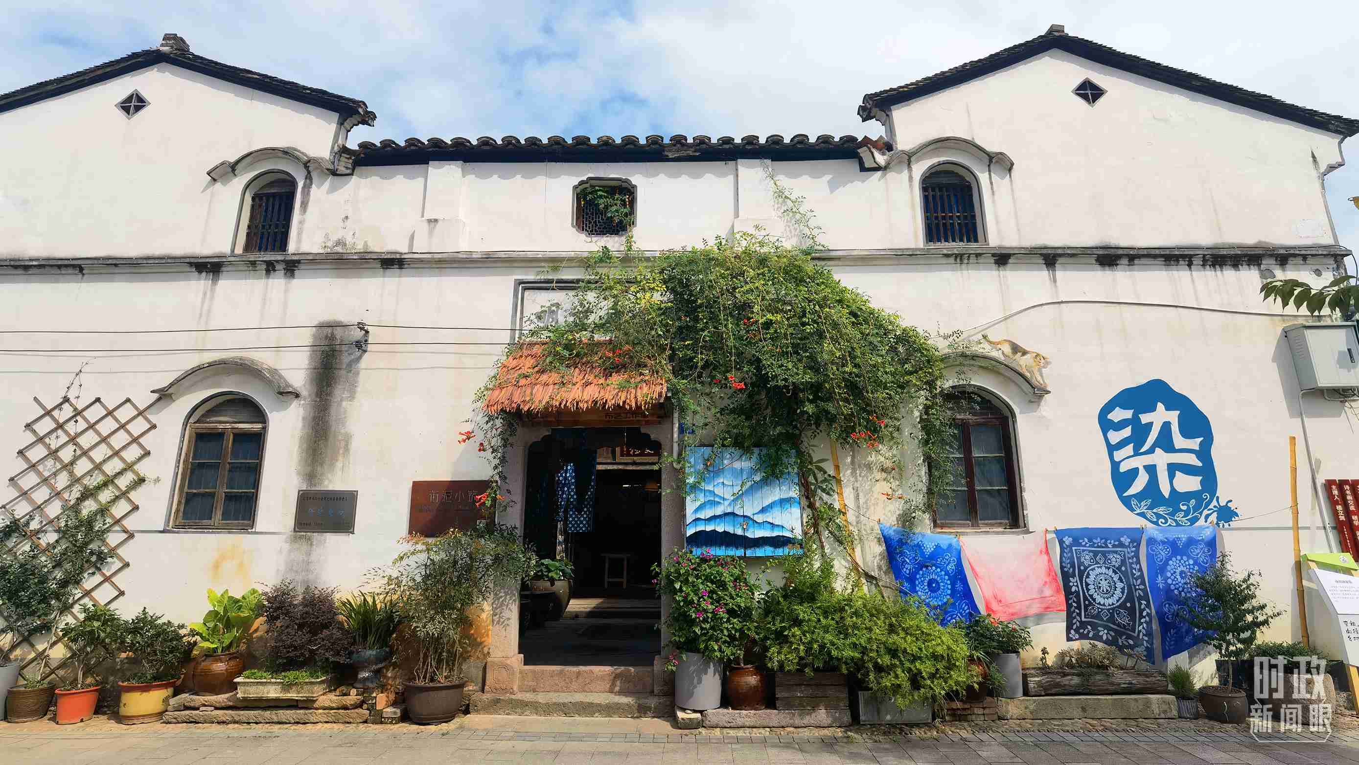 △李祖村的藝術(shù)染坊。（總臺(tái)央視記者周志國(guó)拍攝）