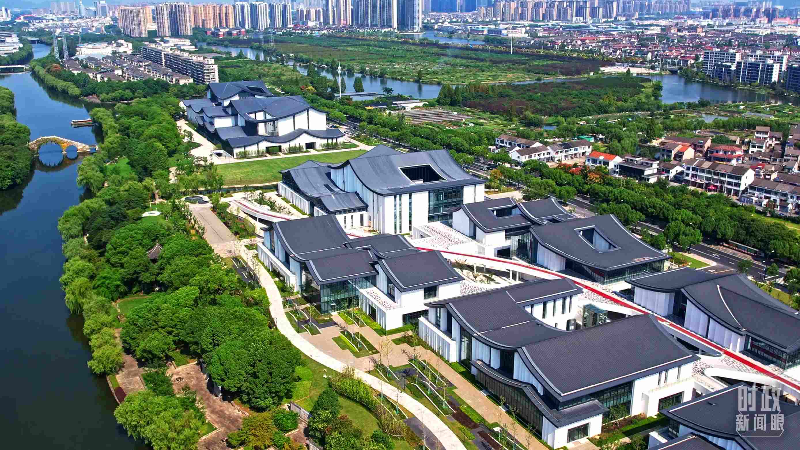 △臨河而建的浙東運(yùn)河文化園。（總臺(tái)央視記者范凱拍攝）