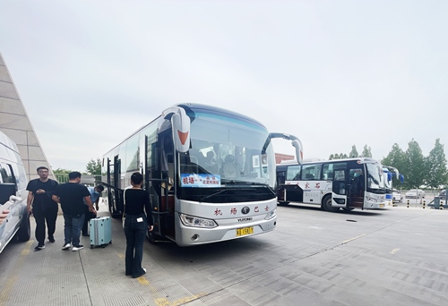 旅客準備乘坐免費擺渡車前往正定機場。人民網記者 喬雪峰攝