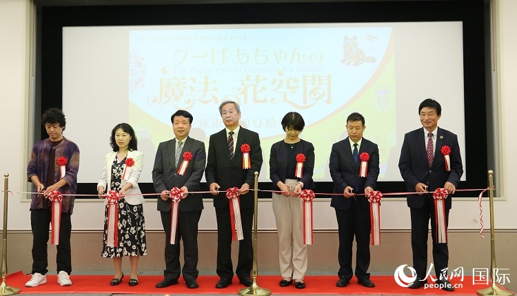 嘉賓共同為開(kāi)幕式剪彩。人民網(wǎng) 許可攝