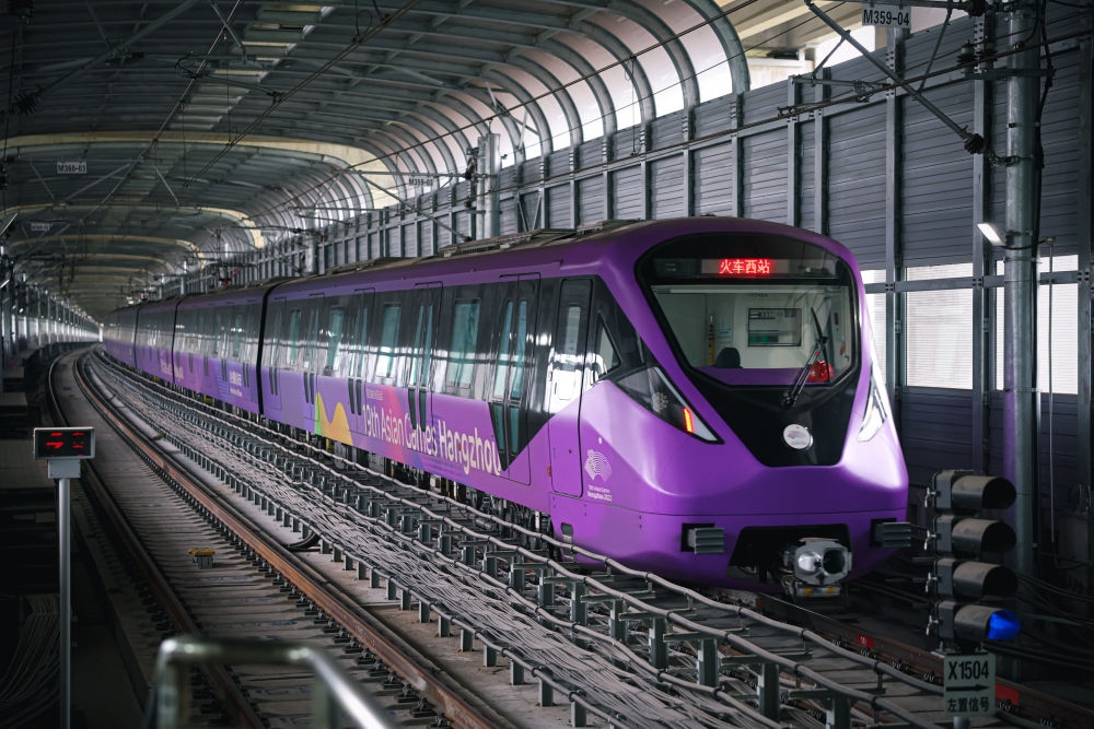 從杭州火車西站出發(fā)，地鐵19號線貫穿杭州火車東站、杭州蕭山機場，“亞運號”地鐵專列運行在這條線路上。