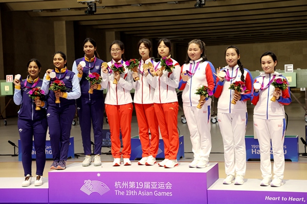 9月24日，杭州亞運(yùn)會(huì)射擊女子10米氣步槍團(tuán)體賽頒獎(jiǎng)儀式。人民網(wǎng)記者 胡雪蓉?cái)z