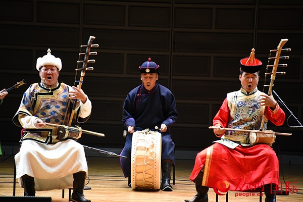 內(nèi)蒙古藝術(shù)劇院表演的《草原頌》劇照。人民網(wǎng)記者 殷淼攝