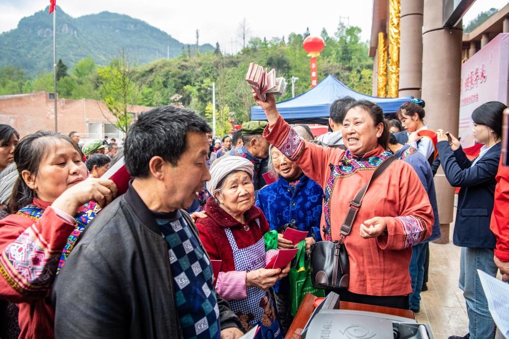 4月13日，在華溪村第五屆分紅大會(huì)上，村民在排隊(duì)領(lǐng)取分紅。新華社記者 唐奕 攝