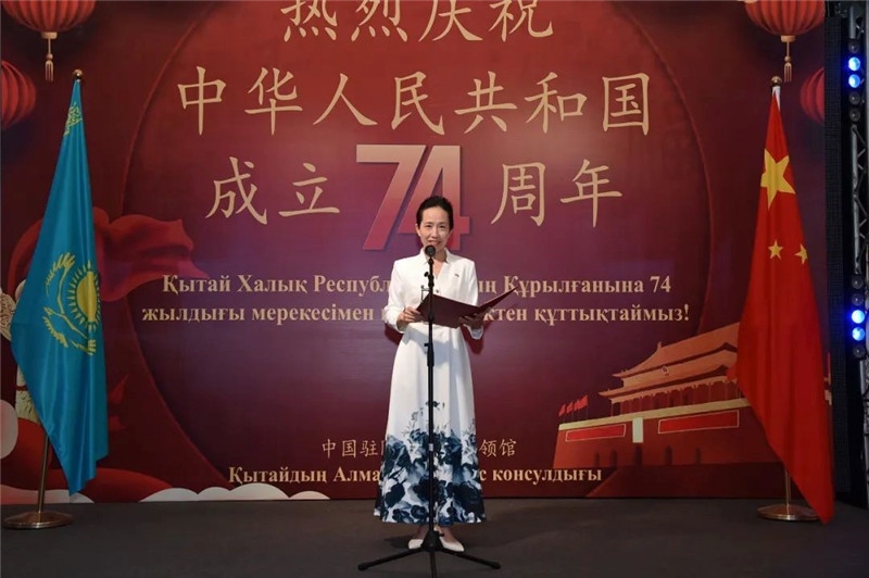 圖為蔣薇總領(lǐng)事致辭。駐阿拉木圖總領(lǐng)館供圖