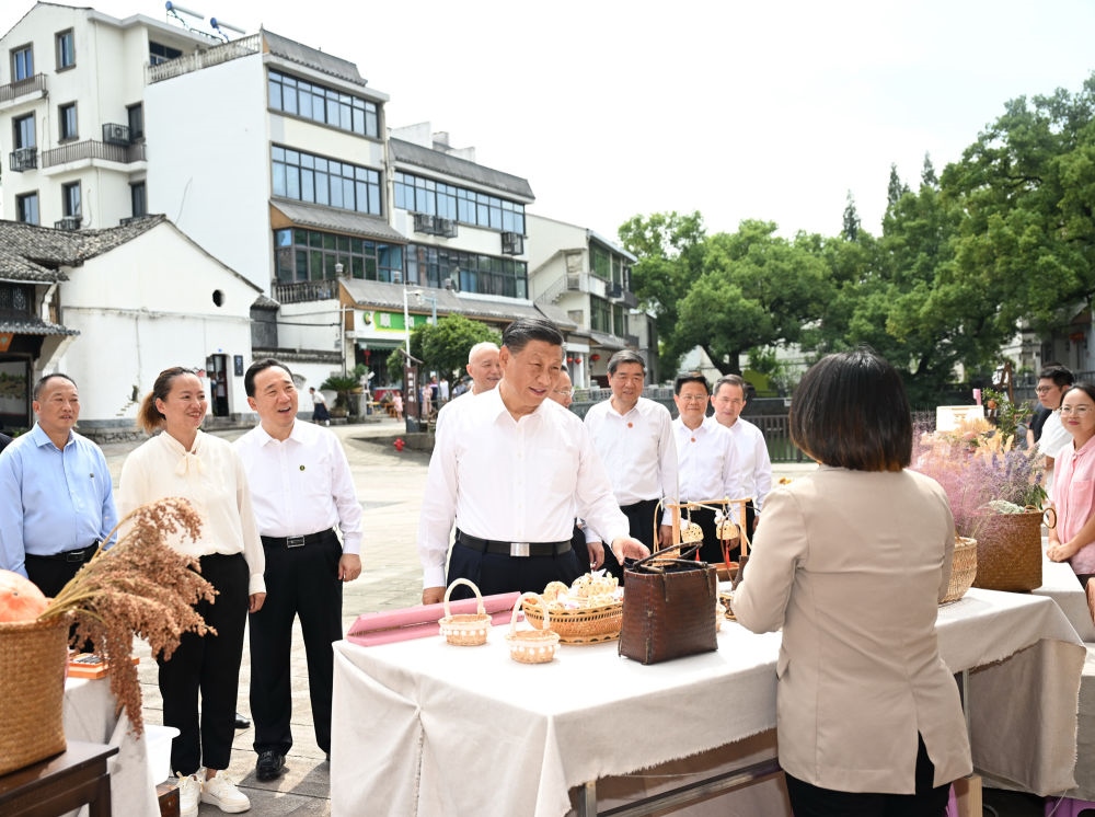 20日上午，習(xí)近平在金華市義烏市后宅街道李祖村考察。