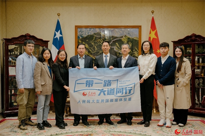 牛清報大使（中）與人民網(wǎng)、人民日報社記者合影。 人民網(wǎng)記者 張若涵攝