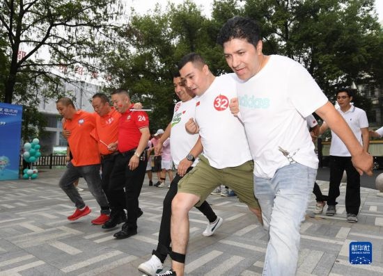 9月28日，在柯橋柯亭社區(qū)，各民族居民參加趣味運(yùn)動(dòng)會(huì)。