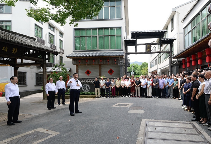 2023年9月20日，習(xí)近平在浙江省金華市義烏市后宅街道李祖村考察時(shí)，同群眾親切交流。