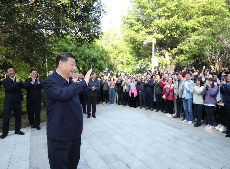 2021年3月24日，習(xí)近平在福建省福州市福山郊野公園考察時(shí)，向市民們招手致意。