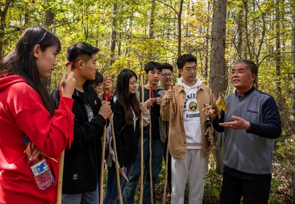 魏本勝為清華大學(xué)同學(xué)介紹長(zhǎng)白山人參文化。嚴(yán)磊攝