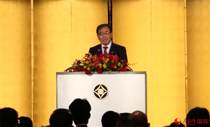 日本經(jīng)濟團體聯(lián)合會會長十倉雅和發(fā)表致辭。人民網(wǎng) 許可攝