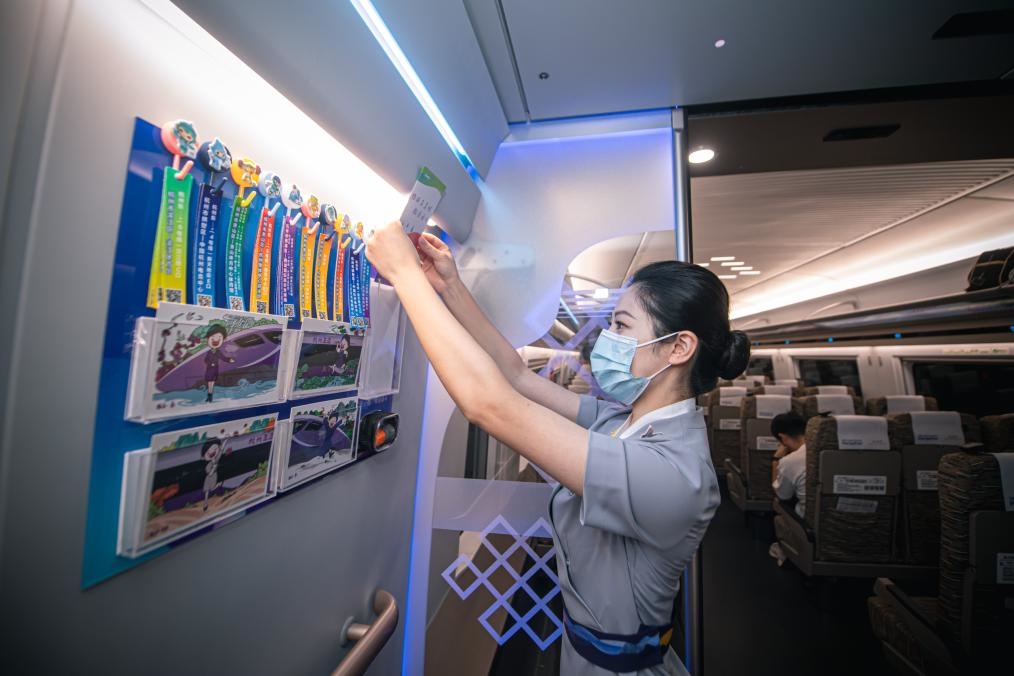 2023年9月16日，復(fù)興號(hào)亞運(yùn)智能動(dòng)車組列車正式載客運(yùn)營。新華社記者 江漢 攝