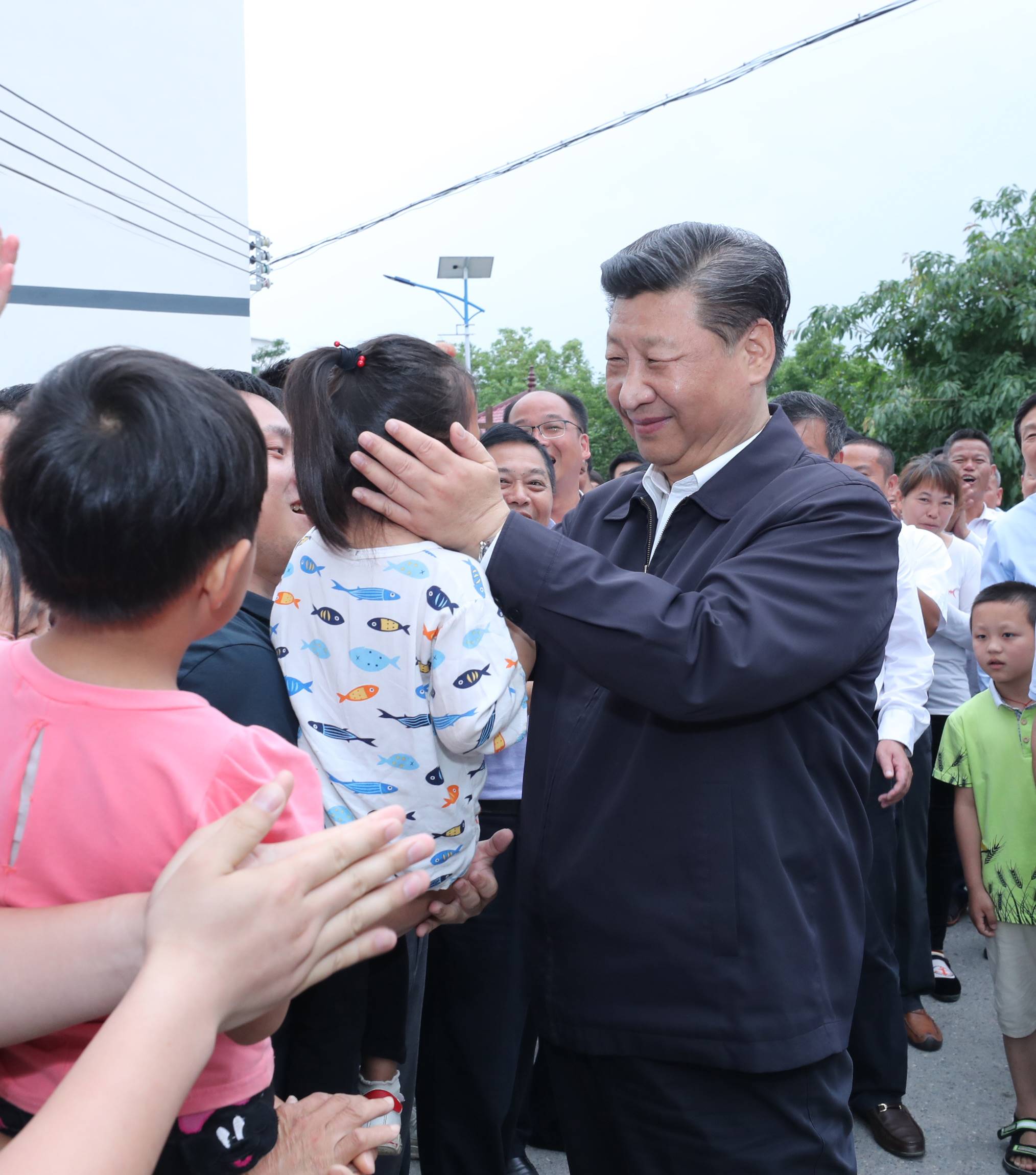 2019年5月20日，中共中央總書記、國家主席、中央軍委主席習近平深入贛南老區(qū)考察調(diào)研。這是習近平來到贛州市于都縣梓山鎮(zhèn)潭頭村親切看望老區(qū)群眾。新華社記者 鞠鵬 攝