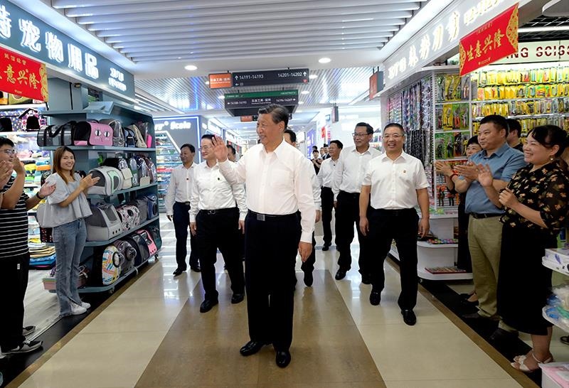 △2023年9月20日，習(xí)近平總書記在浙江義烏國際商貿(mào)城考察時，同商戶親切交流。