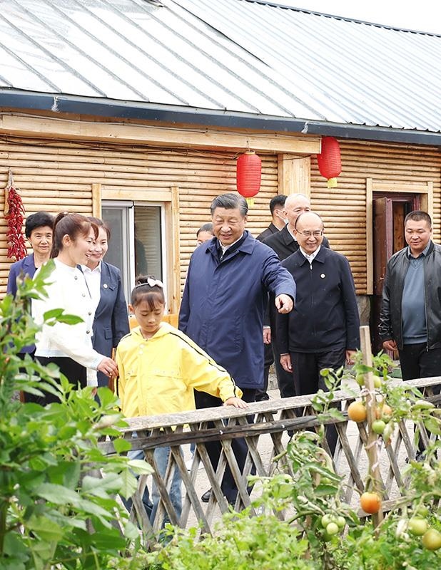 △2023年9月6日，習(xí)近平總書記在黑龍江漠河市北極村村民史瑞娟家的民宿小院考察。