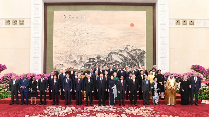 2019年4月26日，習近平主席和夫人彭麗媛在北京人民大會堂舉行宴會，歡迎出席第二屆“一帶一路”國際合作高峰論壇的外方領(lǐng)導人夫婦及嘉賓。這是習近平和彭麗媛同外方領(lǐng)導人夫婦及嘉賓合影留念。