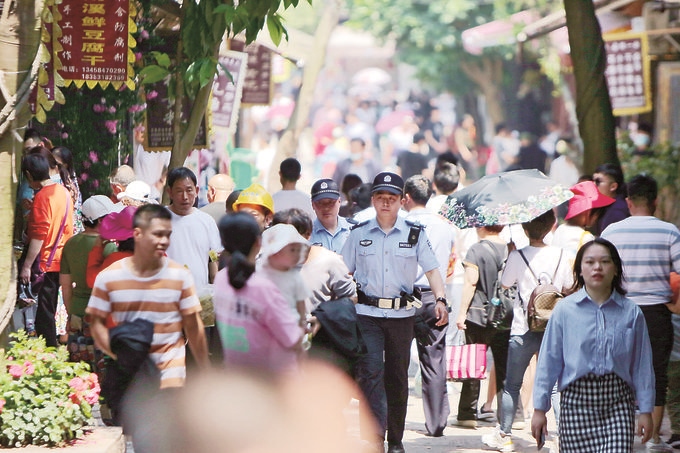 李莊派出所民警在古鎮(zhèn)景區(qū)巡邏。胡澎攝