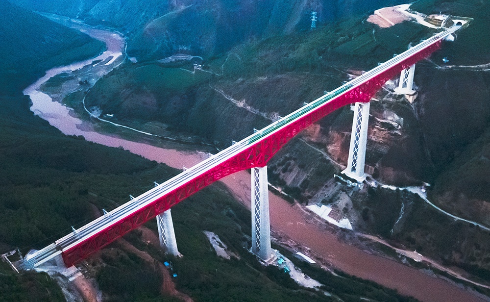 中老鐵路首發(fā)列車駛過(guò)中國(guó)云南省元江哈尼族彝族傣族自治縣境內(nèi)的元江雙線特大橋（2021年12月3日攝，無(wú)人機(jī)照片）。