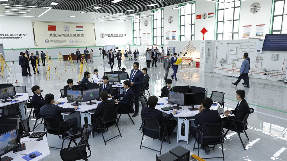 4月12日，學生們在塔吉克斯坦首都杜尚別的魯班工坊內學習與實踐。新華社發(fā)（奧斯帕諾夫攝）