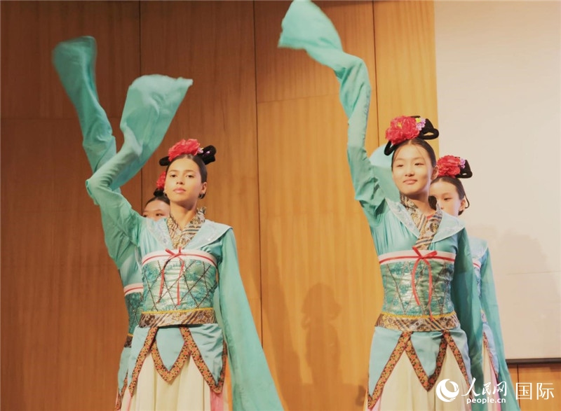 兩國(guó)文化志愿者共同表演中國(guó)傳統(tǒng)舞蹈。人民網(wǎng)記者 陳海琪攝