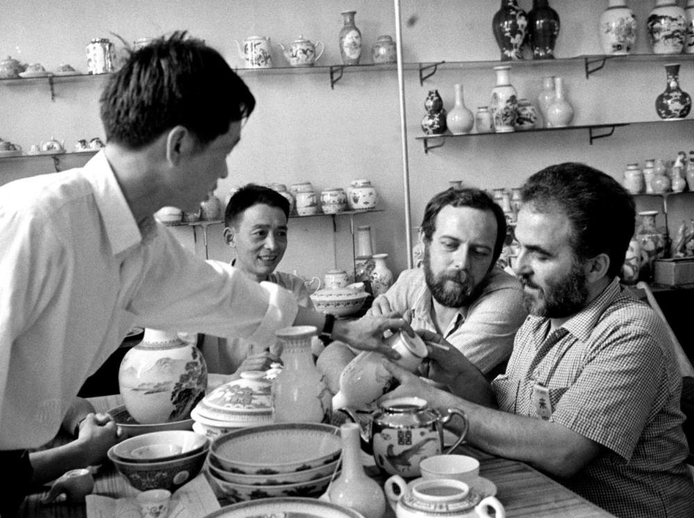 ↑ 在1978年的廣交會(huì)上，意大利客商在洽談選購(gòu)景德鎮(zhèn)瓷器。