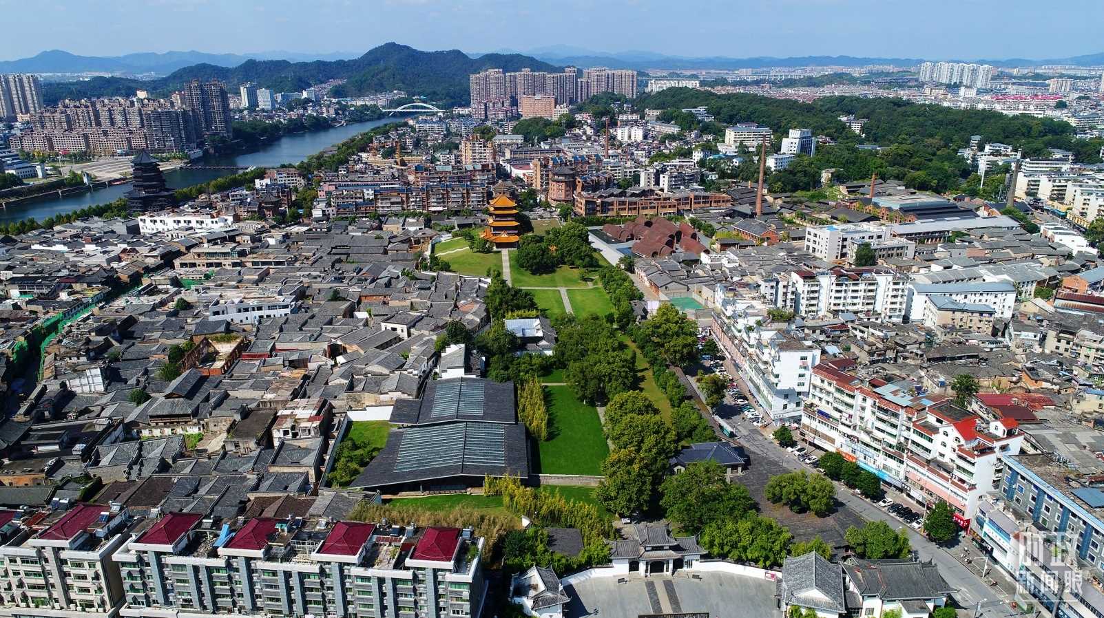 △景德鎮(zhèn)陶陽里歷史文化街區(qū)俯瞰。（總臺(tái)央視記者范凱拍攝）