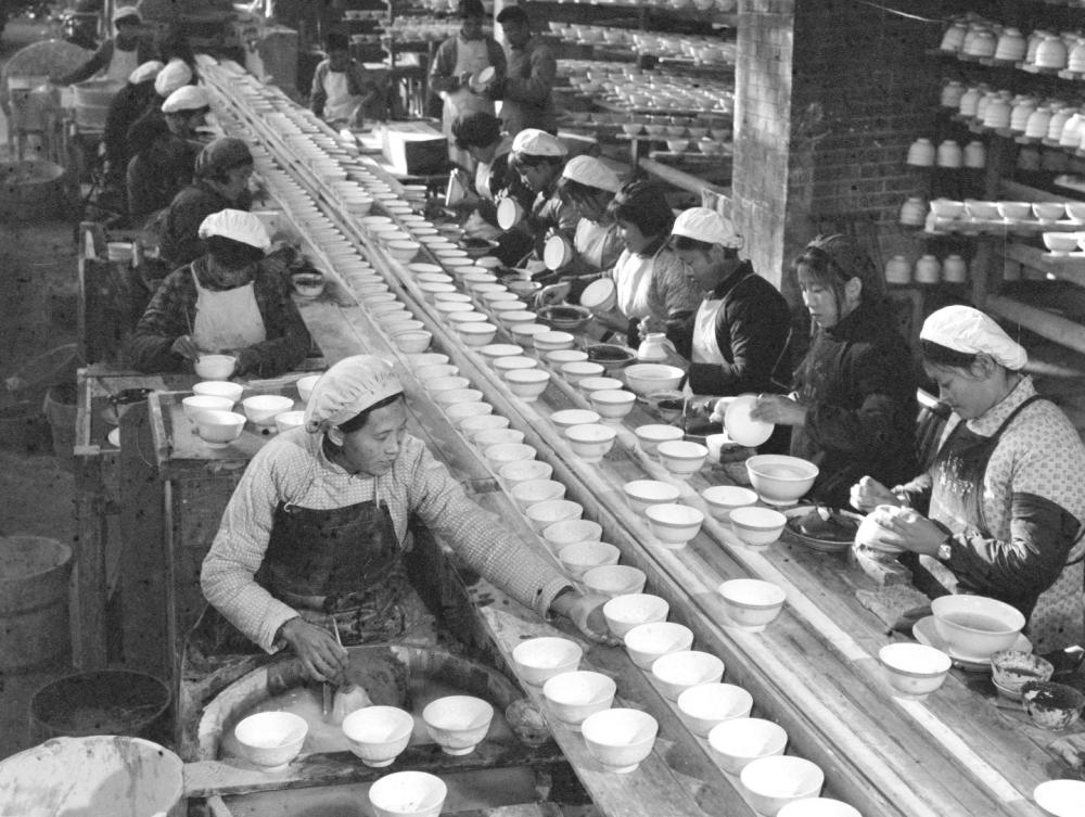 ↑ 1978年，景德鎮(zhèn)為民瓷廠工人生產(chǎn)日用瓷。