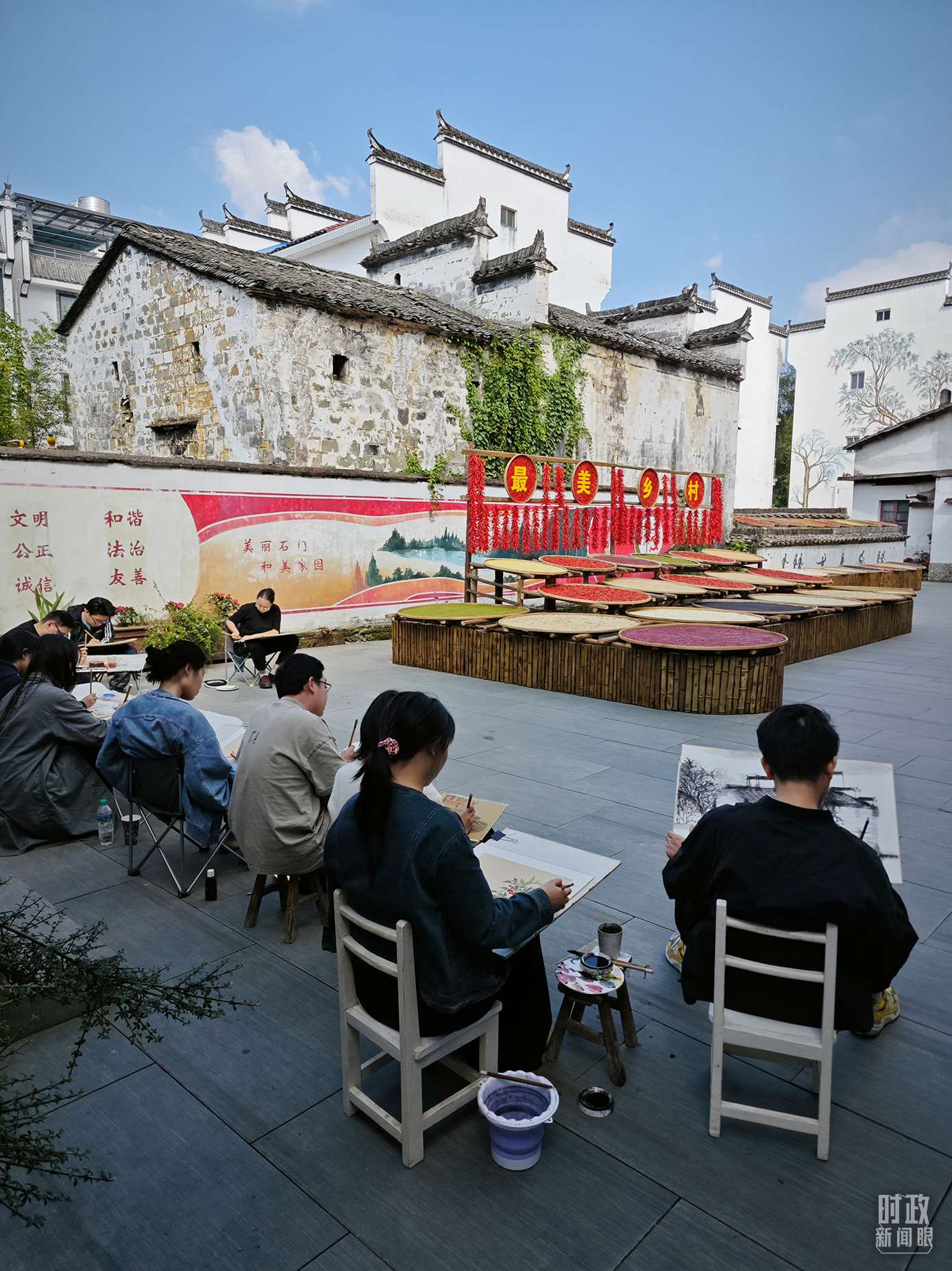 △來自中國(guó)美術(shù)學(xué)院的同學(xué)在石門村寫生。（總臺(tái)央視記者郁振一拍攝）