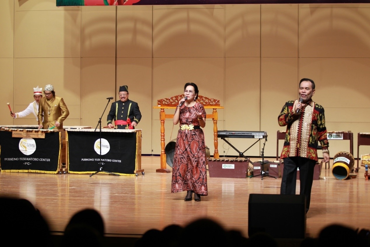 印尼駐華大使周浩黎及夫人艾茜薇演唱中文歌曲《月亮代表我的心》。印尼駐華大使館供圖