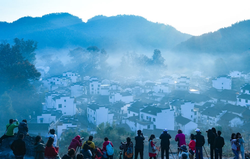 游客在婺源縣石城村游玩（2019年11月8日攝）。