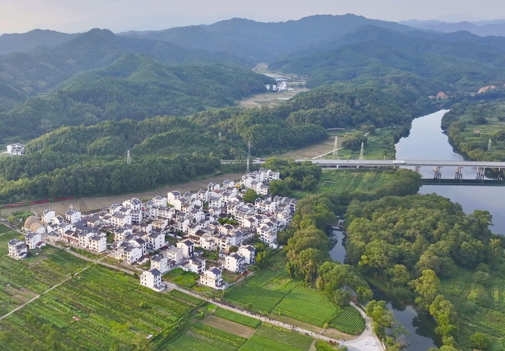 俯瞰婺源縣王村石門(mén)自然村（2023年10月11日攝）。