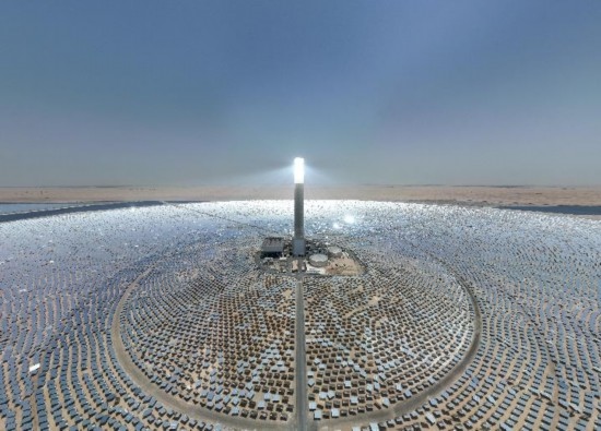 這是2022年8月在阿聯(lián)酋迪拜拍攝的上海電氣迪拜光熱光伏復合項目（無人機照片）。新華社發(fā)