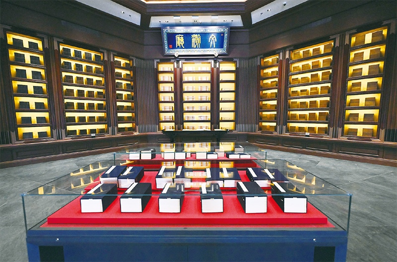 建設中國國家版本館，是以習近平同志為核心的黨中央作出的重大決策，是文明大國建設的基礎工程，是功在當代、利在千秋的標志性文化工程，充分體現(xiàn)了我們黨傳承發(fā)展中華文化的高度自覺、汲取歷史智慧更好走向未來的歷史主動。圖為2023年5月拍攝的中國國家版本館中央總館文瀚廳。 新華社發(fā)